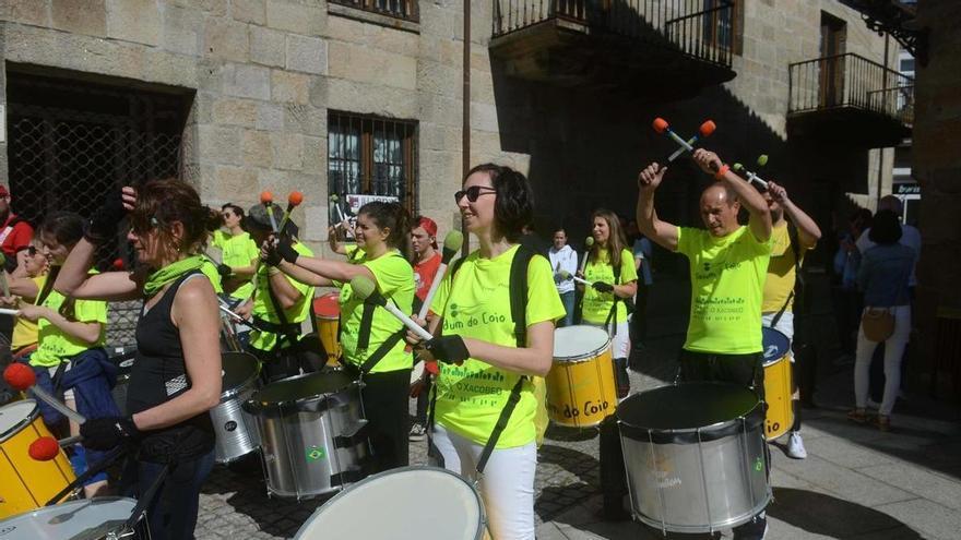 Sambódromo, talleres y conciertos vuelven a convertir Cambados en la capital del «batuke»