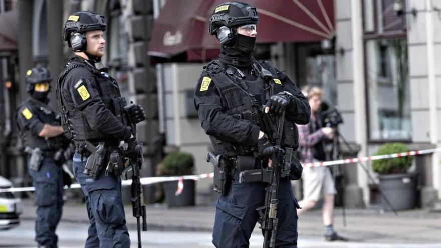 La policía danesa vigila el lugar del altercado.