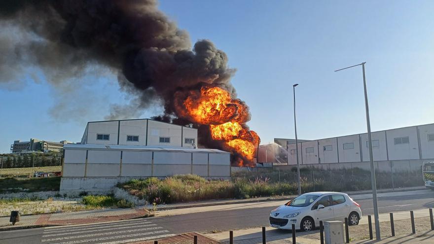 Una imagen del incendio en la fábrica de aceites reciclados afectda, en Lucena.