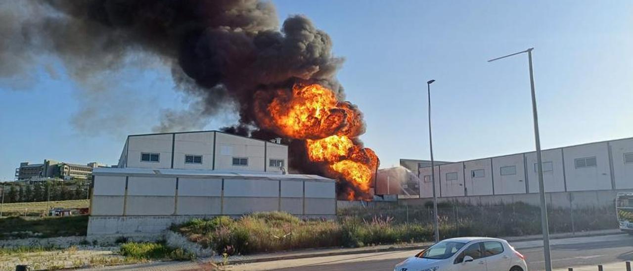 Un incendio arrasa una fábrica de aceites reciclados en Córdoba