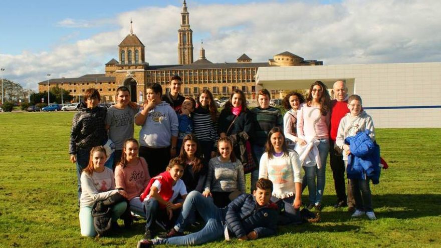 Los alumnos de 2.º de ESO del Instituto El Sueve, en la Laboral de Gijón, junto con su director, Agustín García.