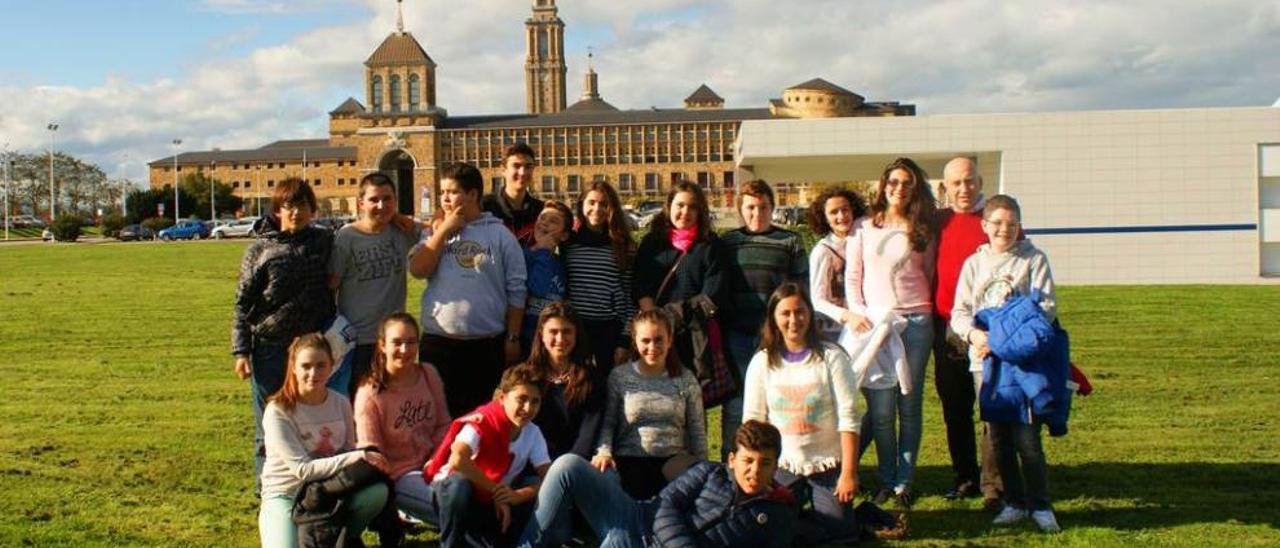 Los alumnos de 2.º de ESO del Instituto El Sueve, en la Laboral de Gijón, junto con su director, Agustín García.