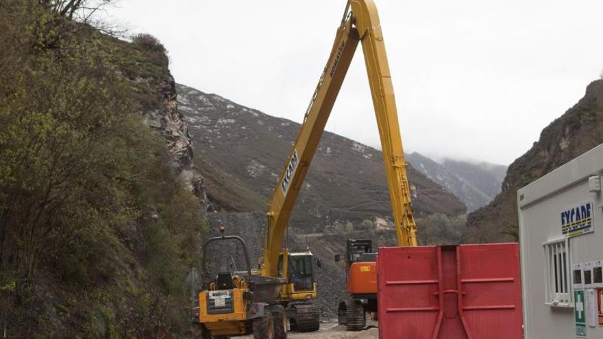 Las máquinas que han trabajado estos días en el talud de Anzó.