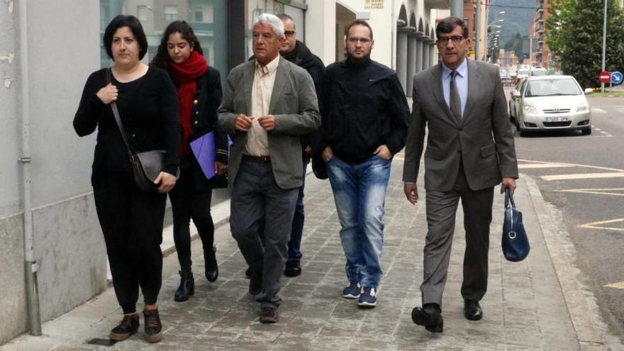La família de la nena arribant als Jutjats de Ripoll acompanyats dels seus advocats