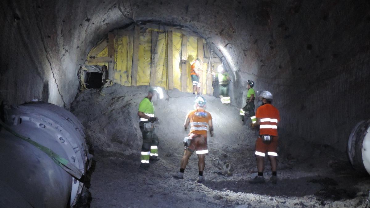 Imatge de l&#039;interior de la mina de Súria, durant la construcció de la rampa.