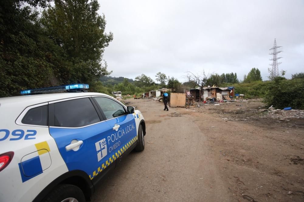 El Ayuntamiento de Oviedo desaloja las chabolas de La Malata