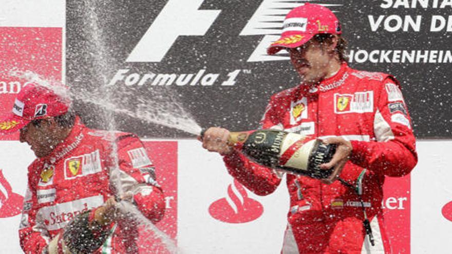 Los pilotos de Ferrari celebrando su victoria.