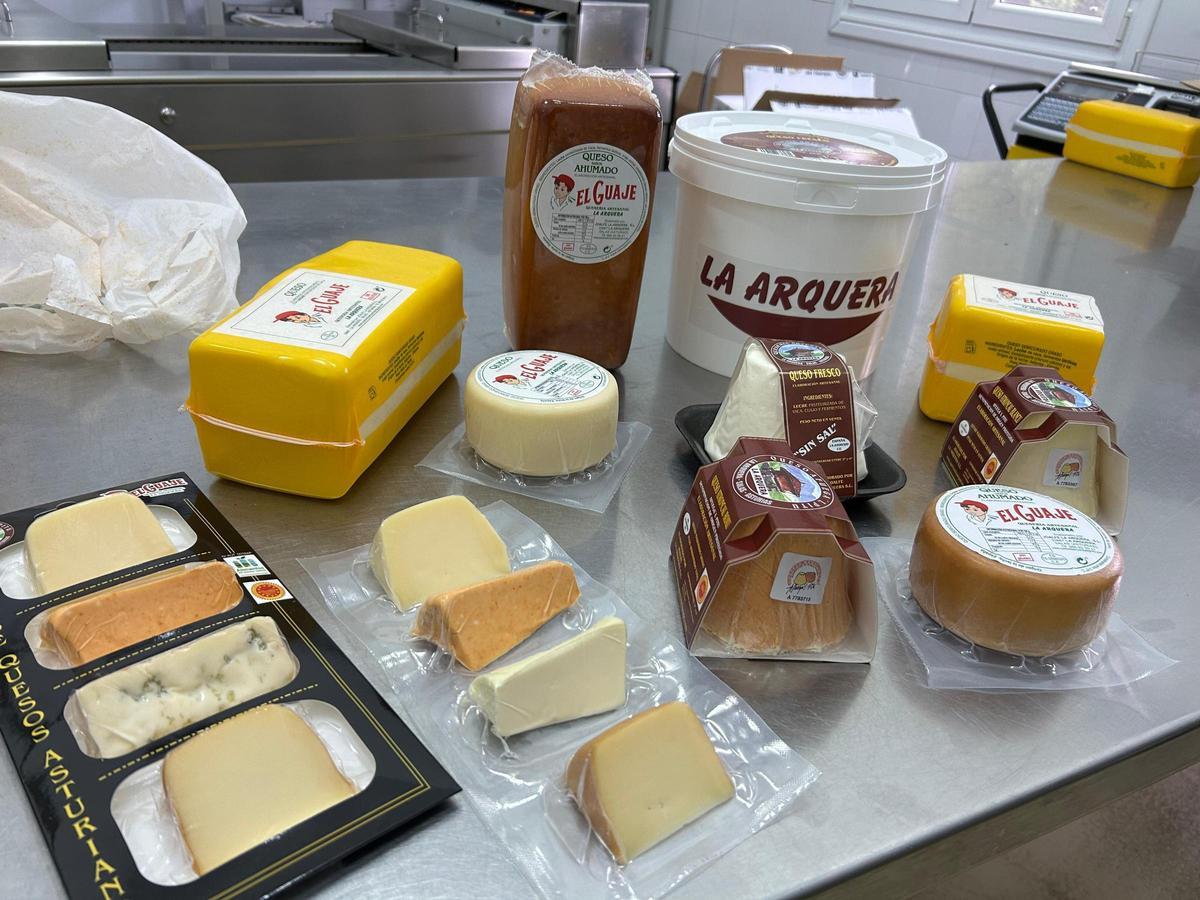 EN IMÁGENES: La quesería La Arquera y El Guaje, de Salas, "a pleno rendimiento" en la producción de Afuega'l Pito