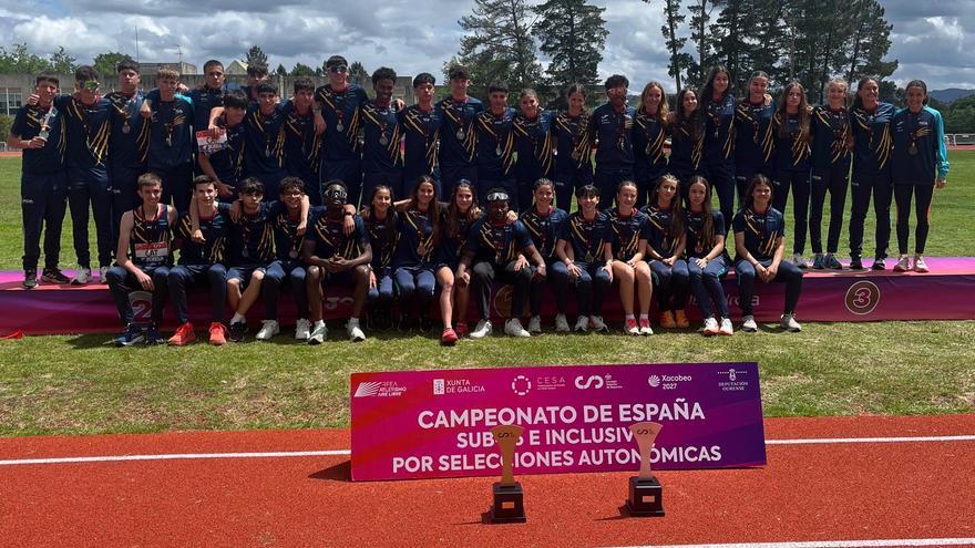La delegació catalana amb els trofeus assolits per l'equip femení i el masculí