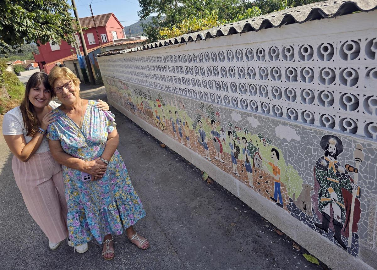 Carmelita y su nieta Antía, artífeces del mosaico de la parranda de San Roque en Vilariño