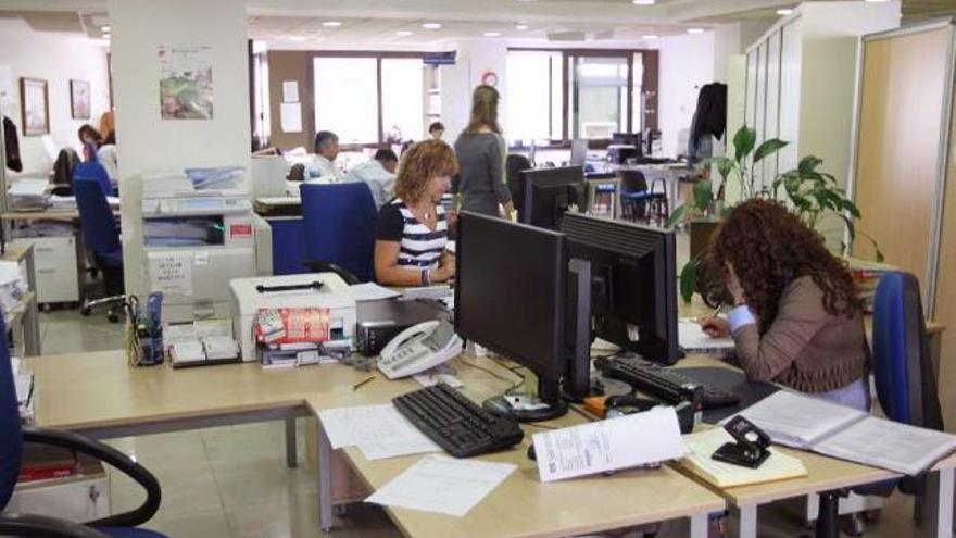 Funcionarios, trabajando en las oficinas de la Xunta en Ourense.  // Iñaki Osorio