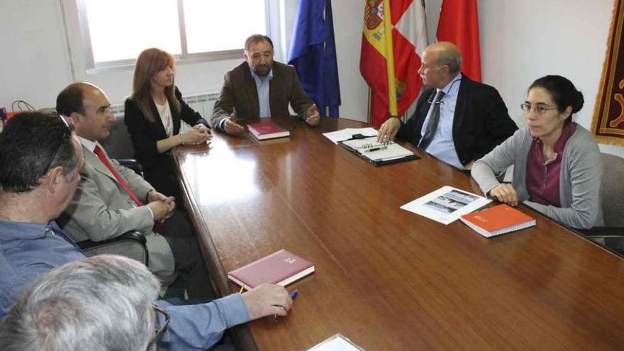 El alcalde de Moraleja con el subdelegado del Gobierno, el vicepresidente de la Diputación y técnicos.