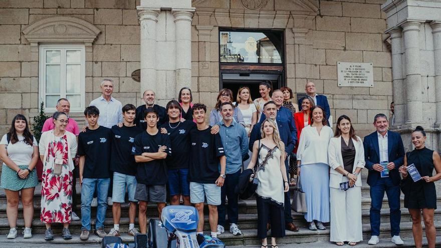 El kart eléctrico de  alumnos de la UVigo rodó por primera vez en la Plaza Mayor