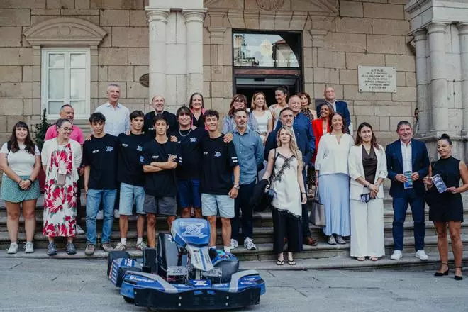 El kart eléctrico de  alumnos de la UVigo rodó por primera vez en la Plaza Mayor