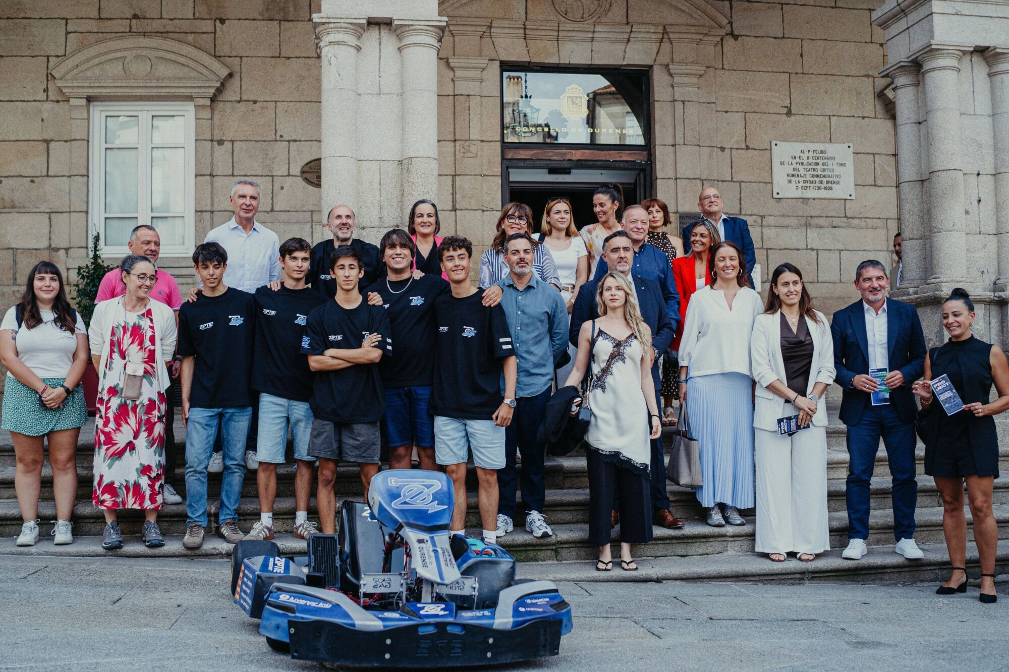 Los jóvenes autores (con camiseta negra detrás del kart) en la presentación del prototipo  en Plaza Mayor
