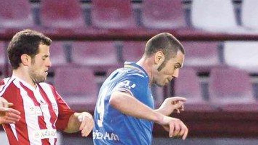 Cervero se marcha de un jugador de la UD Logroñés. | lof