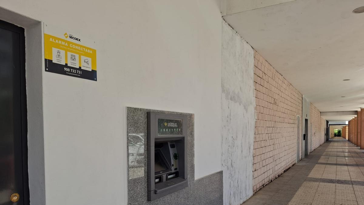 Imagen del primer cajero automático en Cerro Gordo (Badajoz) que ha instalado Caja Rural de Extremadura.