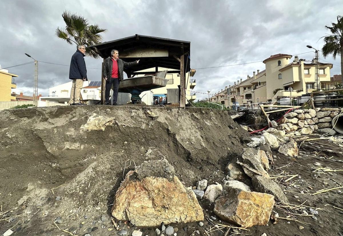 El alcalde de Rincón y a su vez presidente de la Diputación, Francisco Salado, muestra el estado de las playas en su propio término municipal. | FIRMA