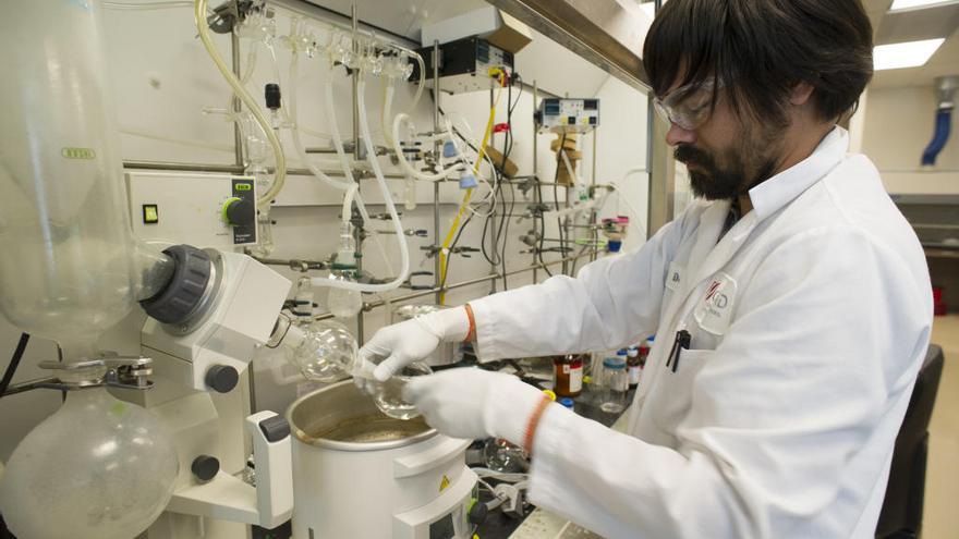 Un investigador trabaja con el virus de la hepatitis en el laboratorio.