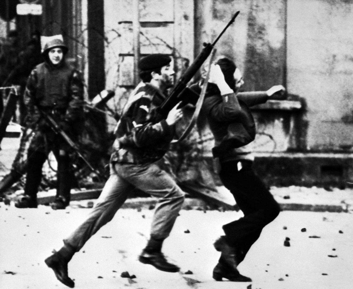 Un soldado británico coge a un manifestante católico por el pelo durante las protestas del 'Bloody Sunday', el 30 de enero de 1972 en Derry.