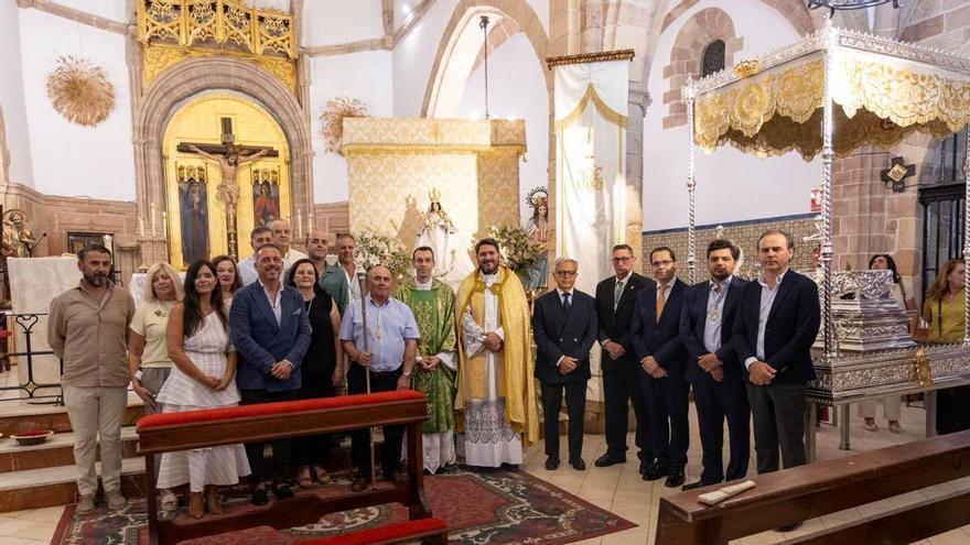 Adamuz presenta el nuevo palio de su patrona, la Virgen del Sol, financiado con ayuda de la Diputación de Córdoba