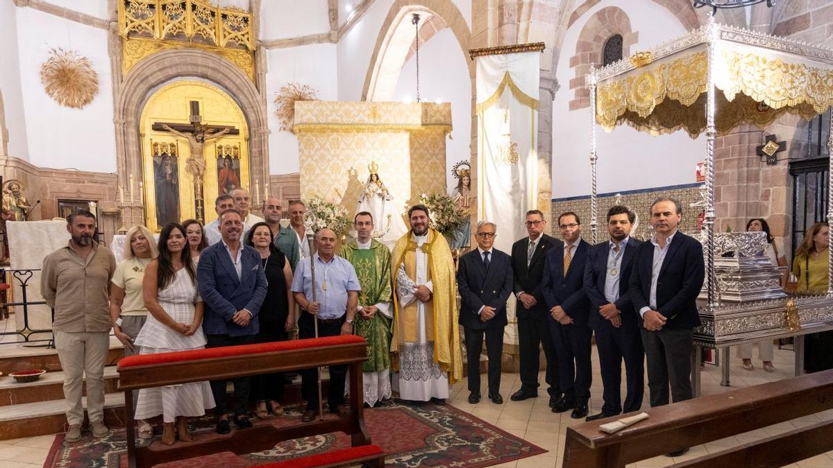 Autoridades y miembros de la hermandad de la patrona de Adamuz, junto al nuevo palio.