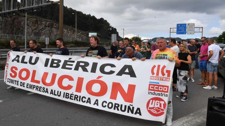 Trabajadores de Alu Ibérica, ayer delante de la fábrica en Agrela. |   // VÍCTOR ECHAVE