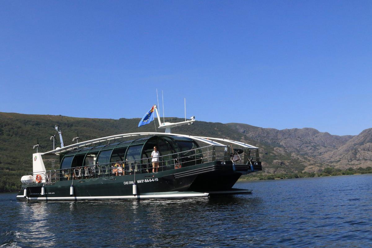 El catamarán que está en el astillero realiza cruceros por el lago de Sanabria.
