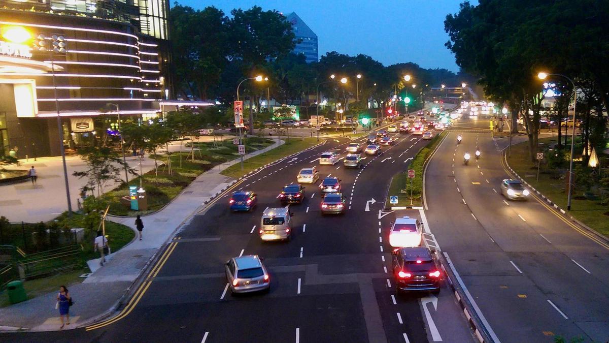 Amplia avenida con tráfico en una ciudad asiática