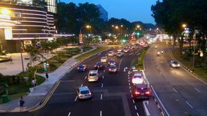 Amplia avenida con tráfico en una ciudad asiática