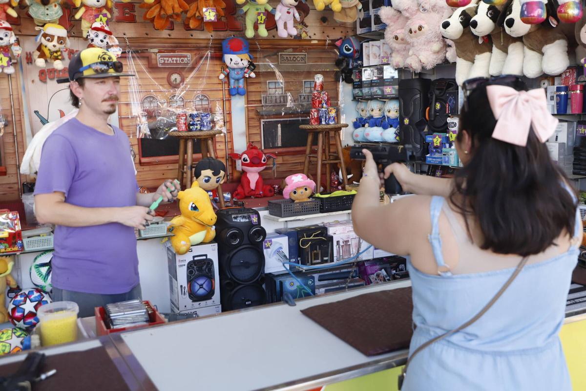 Las tómbolas y juegos de azar en la Feria de Córdoba, en imágenes