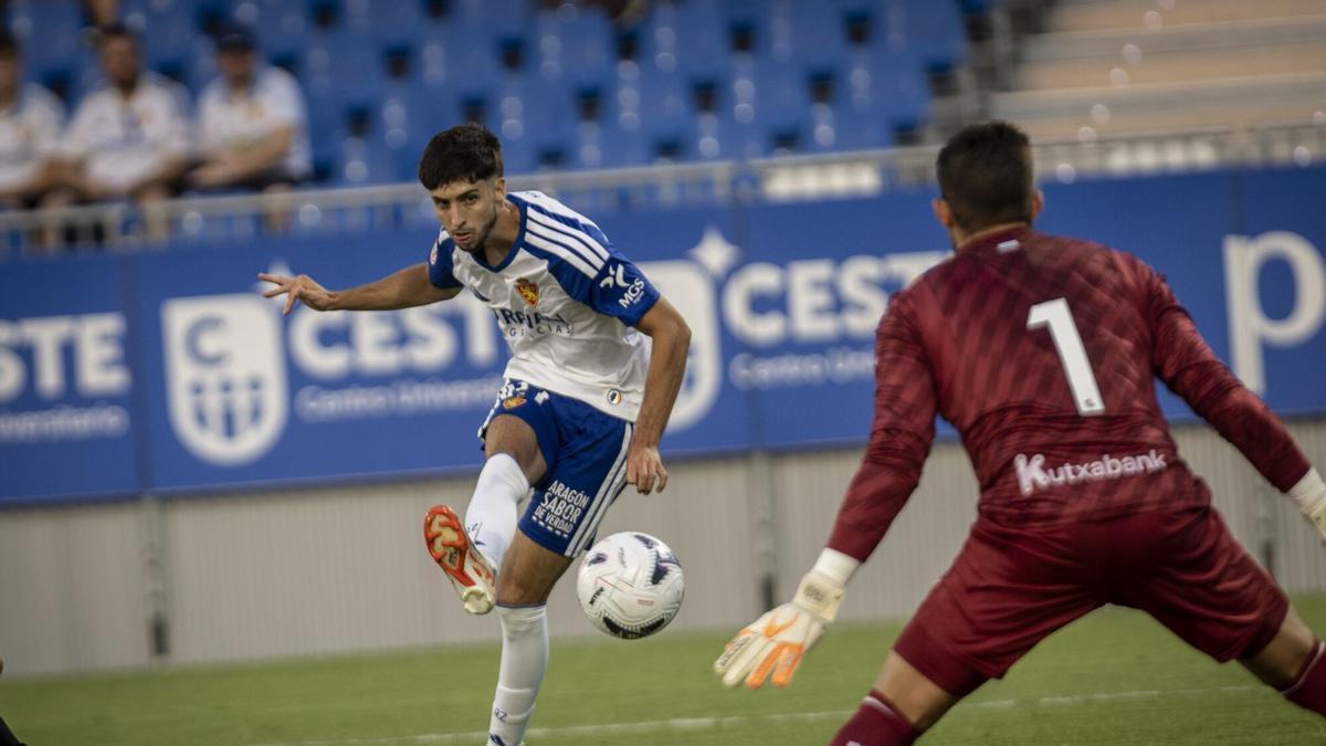 Iker Vadillo dispara en el Real Zaragoza-Real Sociedad B (2-1) en el Trofeo Carlos Lapetra.