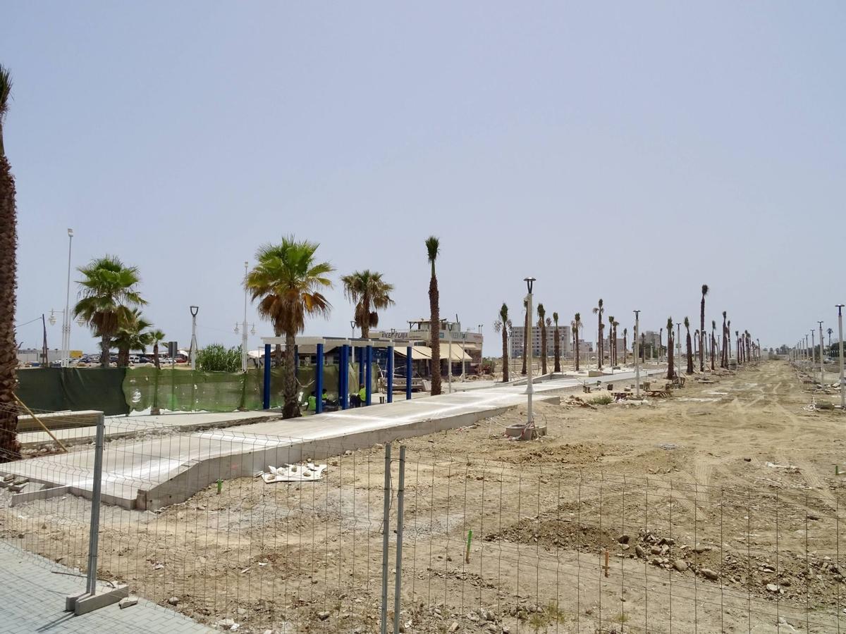 MLG 22-07-2026.-Obras de acerado en el paseo marítimo de Poniente