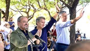 El presidente del partido Alberto Núñez Feijóo , el presidente del PP en Catalunya, Alejandro Fernández , y el alcalde de Badalona, Xavier García Albiol, durante un acto con afiliados del Partido Popular