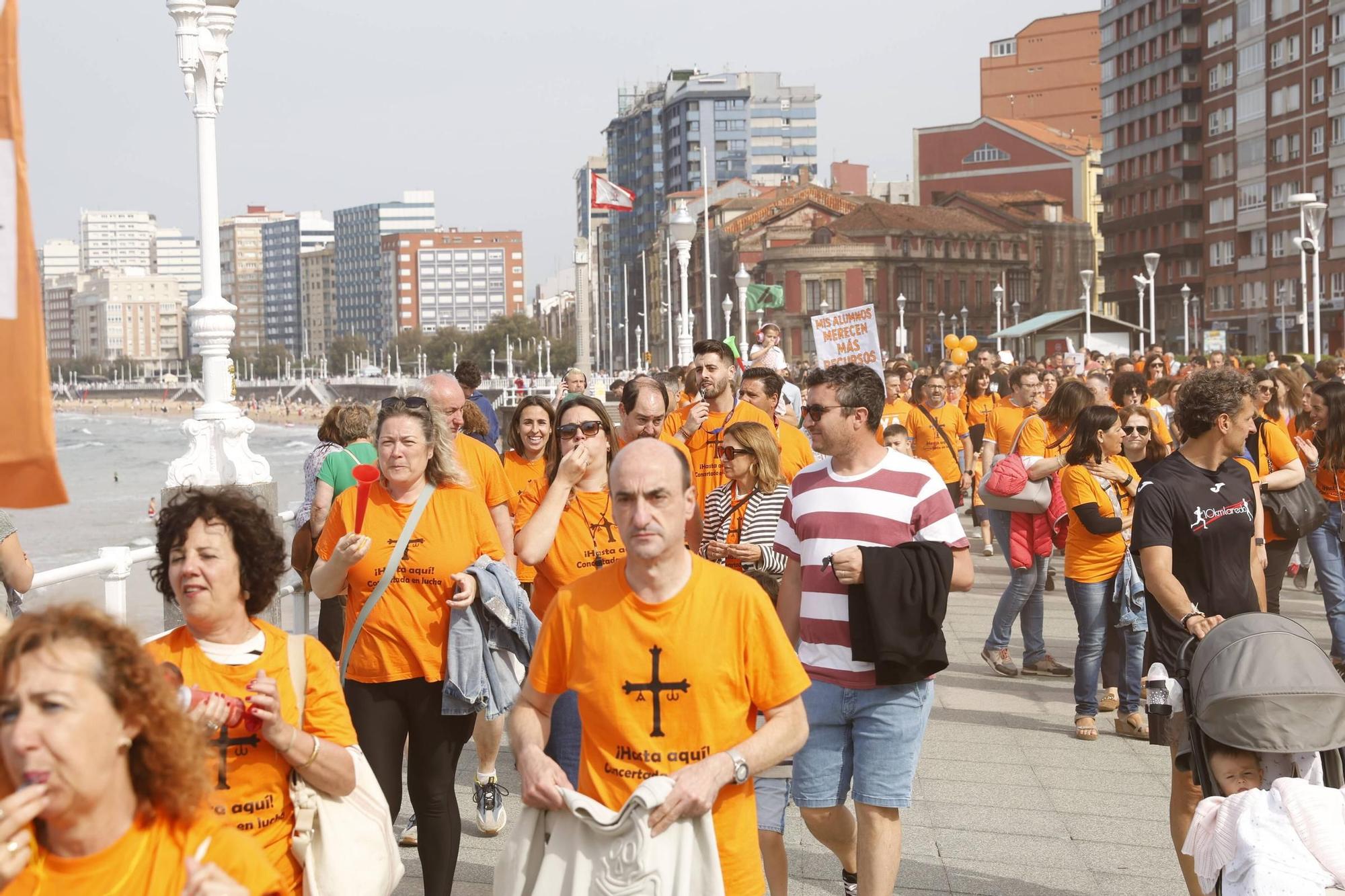 Así fue la gran concentración en Gijón por la educación concertada (en imágenes)