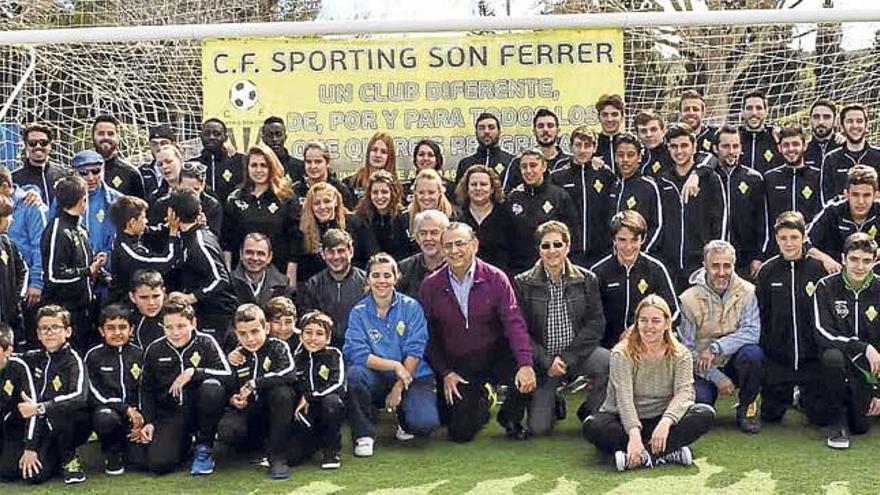 Foto de familia que la totalidad de los componentes del Sporting Sant Marçal se hicieron ayer tras la presentación.
