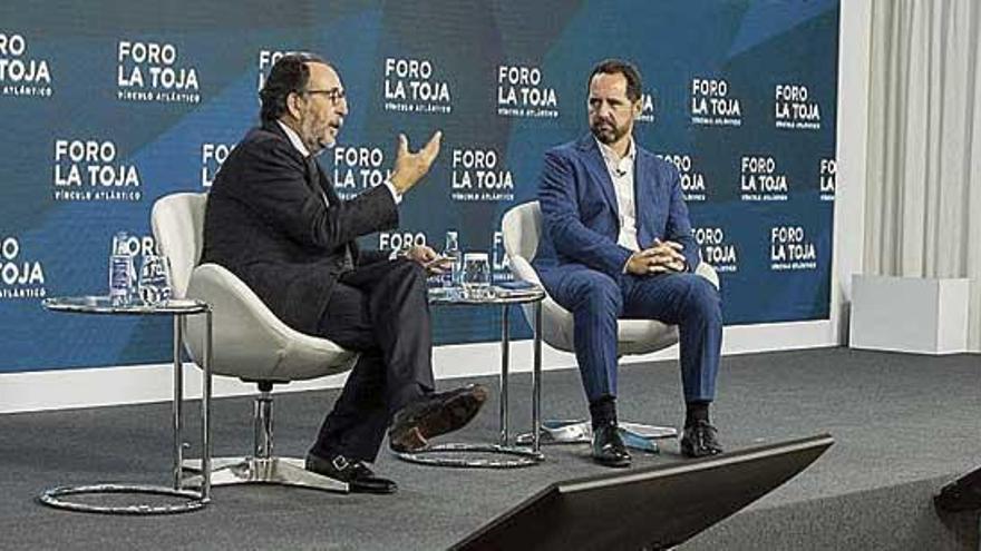 El ponente Romero. En pantalla, Moedas y Navarro, ayer en el Foro.