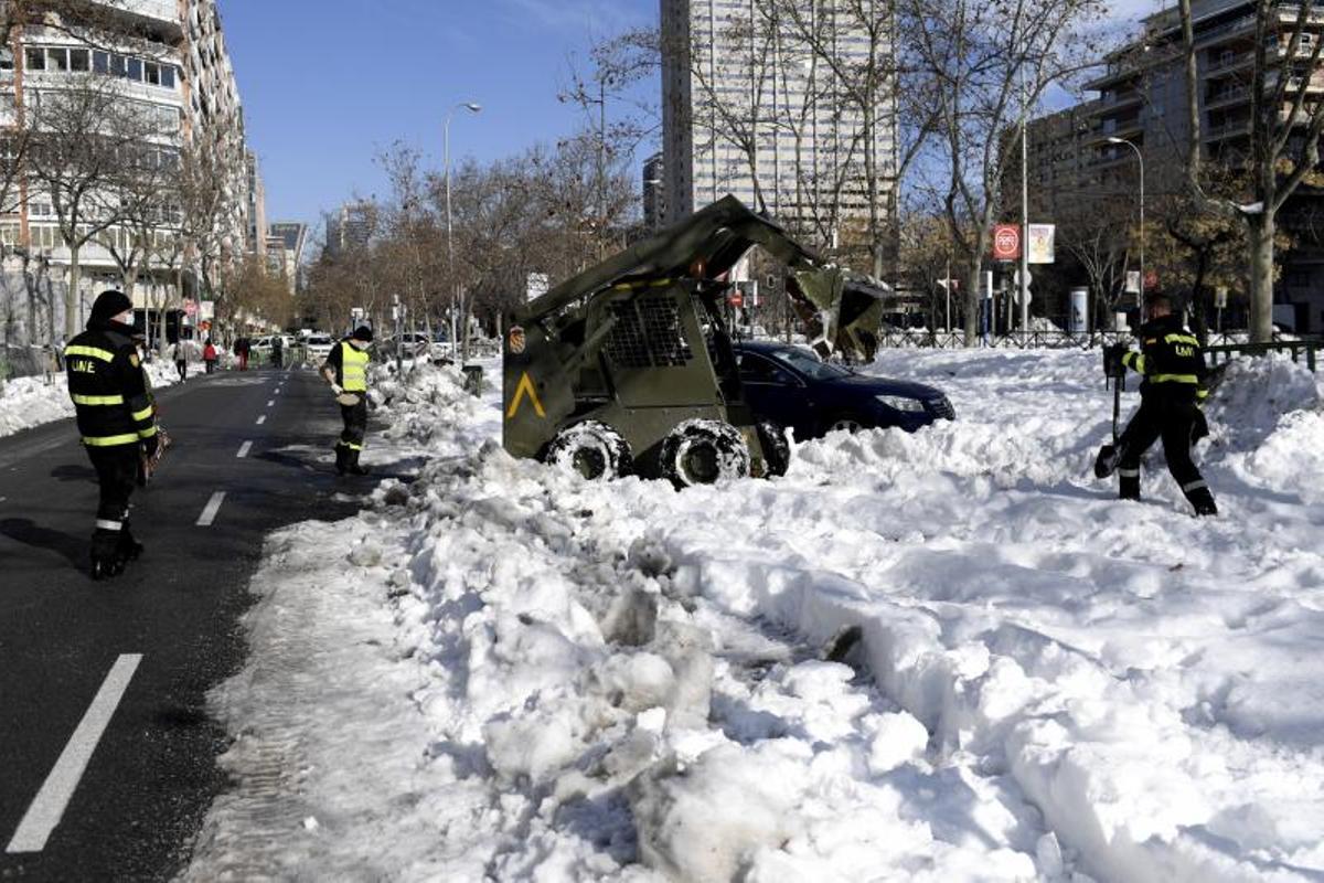 Efectivos de la UME tratan de sacar un vehículo de la nieve en la Castellana de Madrid, el 14 de enero de 2021.