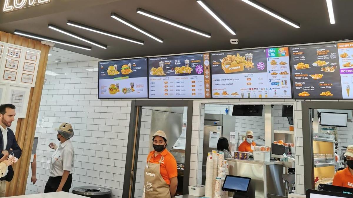 El interior del restaurante Popeyes de Puerto Venecia.