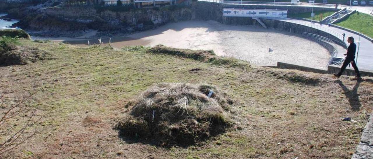 La parcela sobre la que se pretende habilitar un chiringuito, sobre la playa de El Sablón, en Llanes.