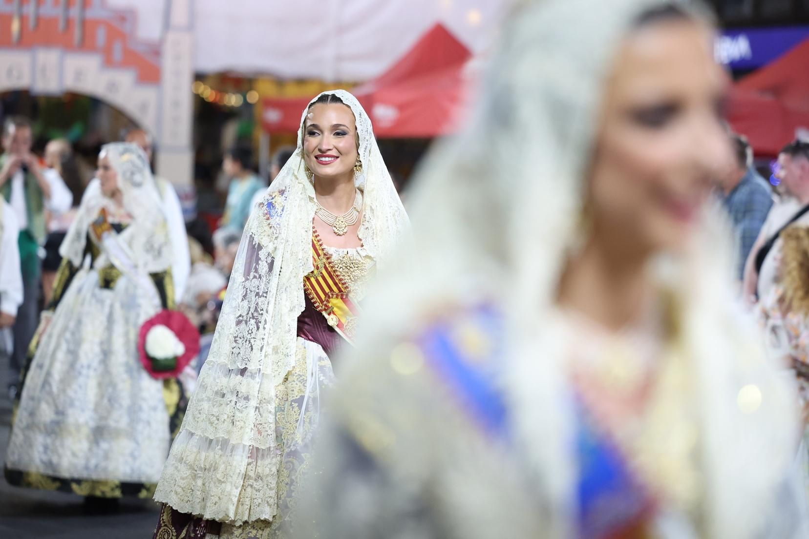 Berta y la corte completan la Ofrenda de Alicante