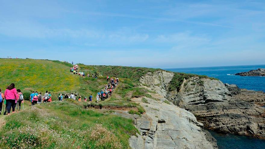 Una Asturias para pasear este otoño: 6 senderos azules, 14 playas con bandera y un puerto de calidad