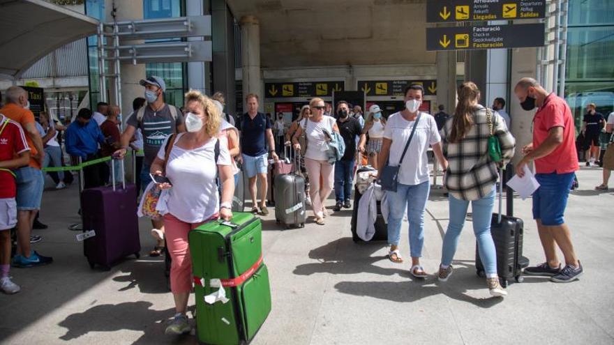 Pasajeros en el aeropuerto de Palma, en una imagen de archivo.