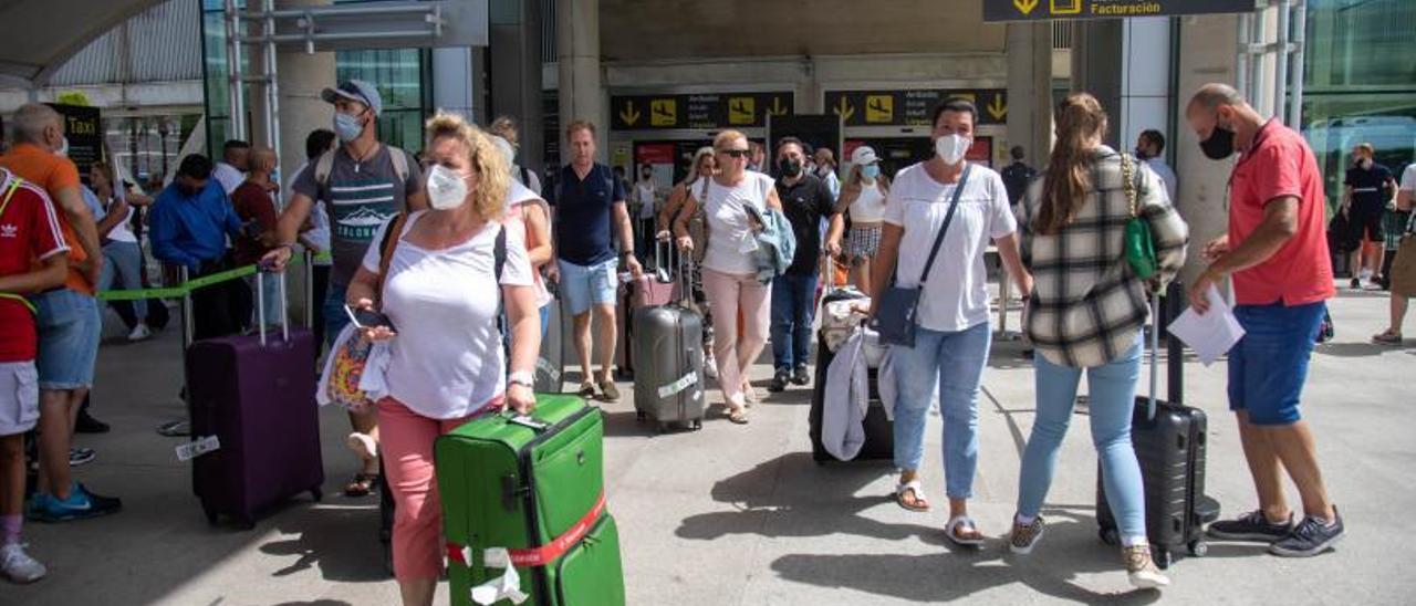 Pasajeros en el aeropuerto de Palma, en una imagen de archivo.  | GUILLEM BOSCH