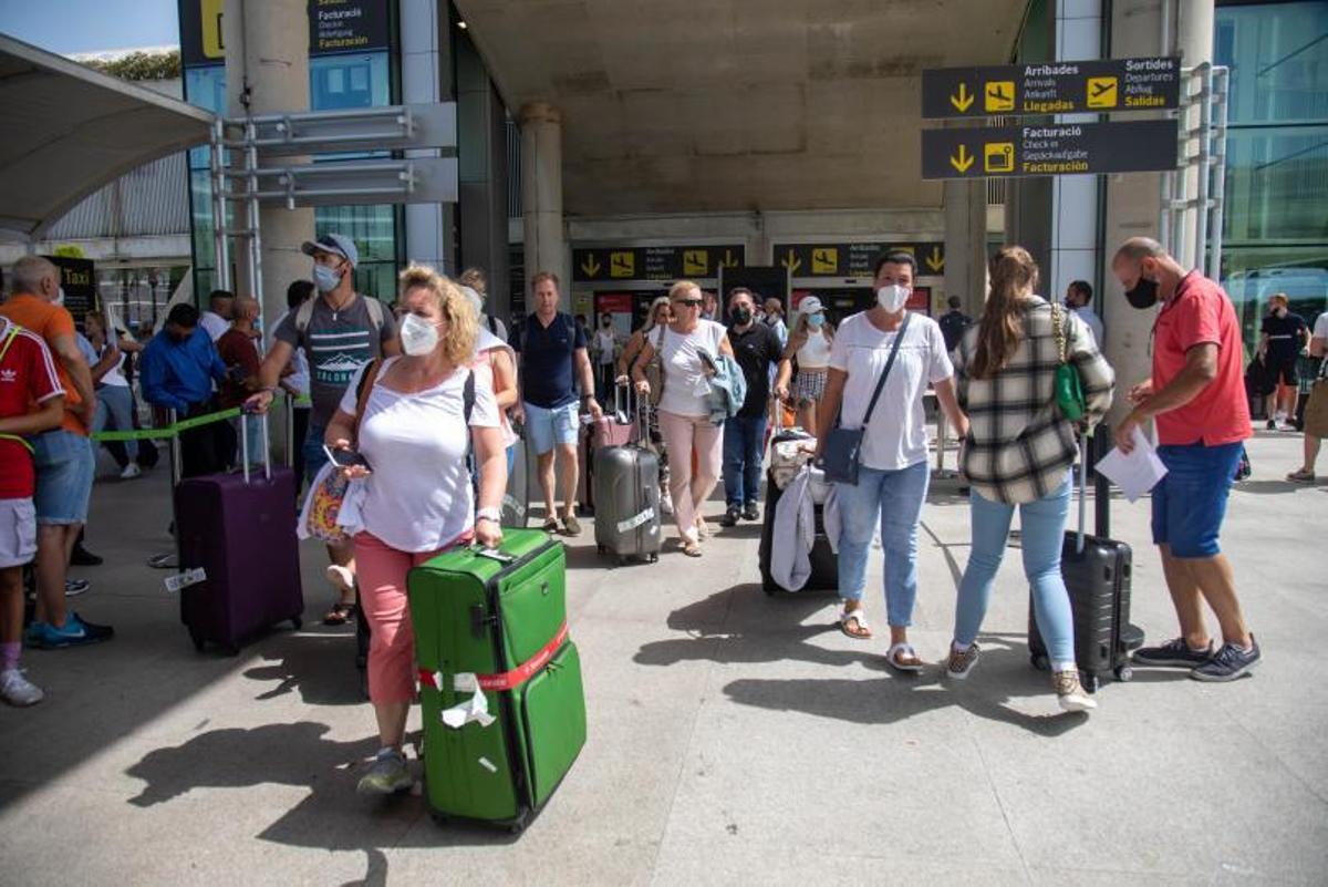 Pasajeros en el aeropuerto de Palma, en una imagen de archivo.