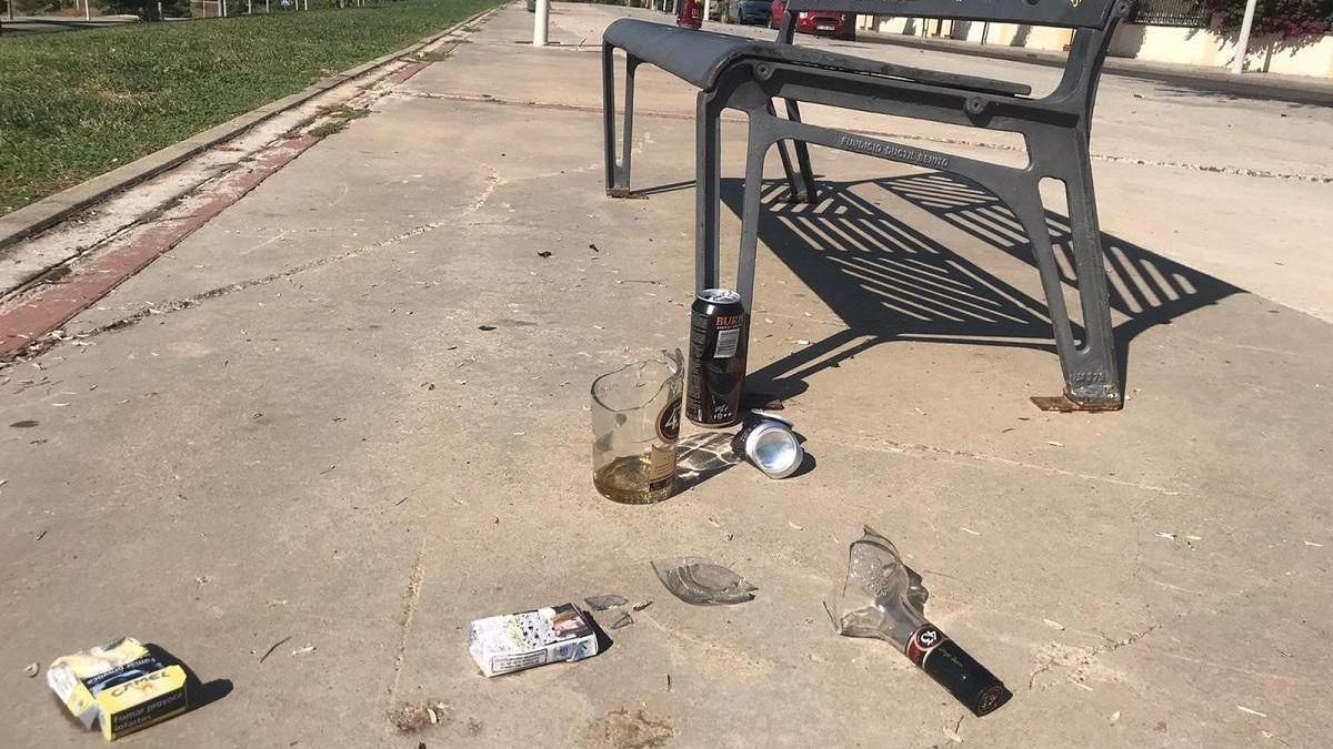 Imagen de archivo de restos de botellón en un parque.