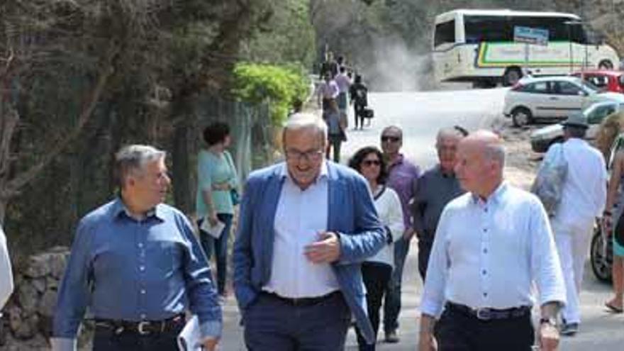 Las autoridades bajan por el acceso a Cala Salada, donde ayer ya había coches mal estacionados. Al fondo, el minibús ´disuasorio´.