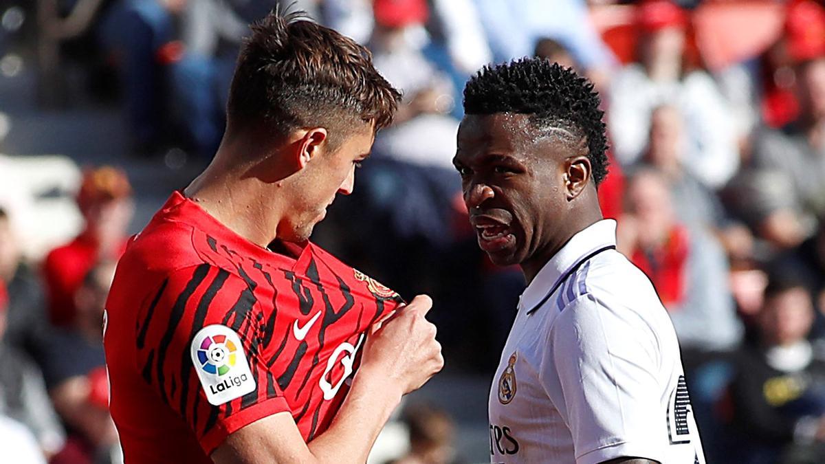 El defensa español de Mallorca Antonio José Raillo (L) discute con el delantero brasileño del Real Madrid Vinicius Junior durante el partido de fútbol de la Liga española entre el RCD Mallorca y el Real Madrid en el estadio Visit Mallorca en Palma de Mallorca