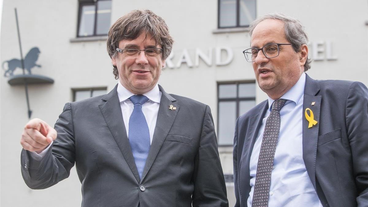 El expresidente de la Generalitat Carles Puigdemont y el 'president', Quim Torra, el pasado agosto, en Waterloo.