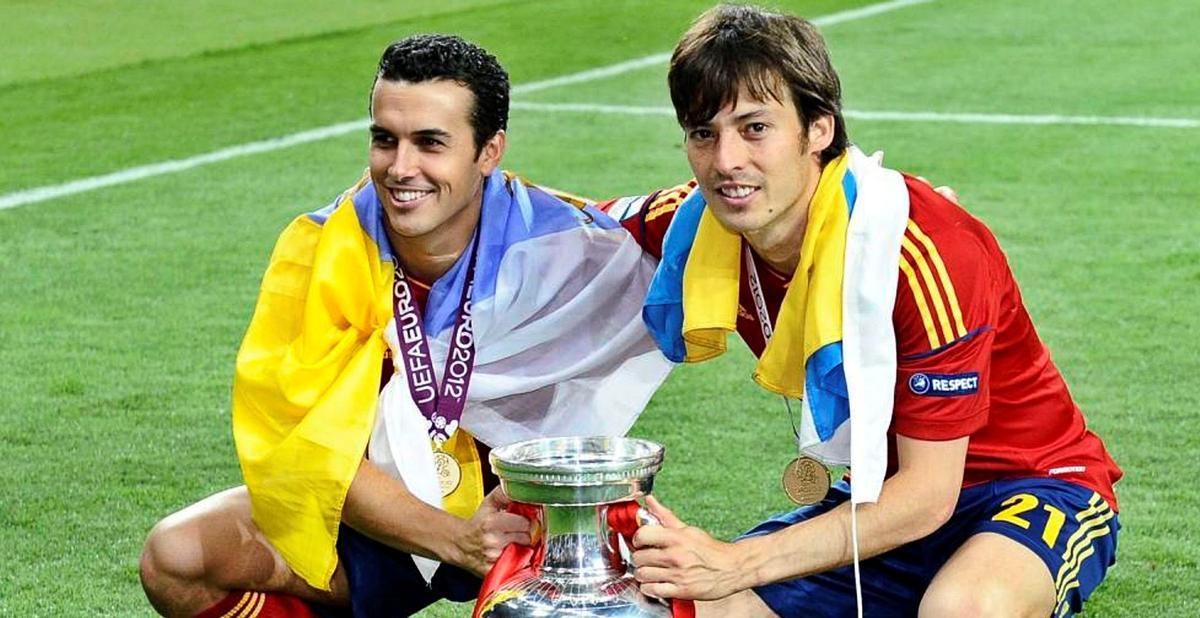 Pedro Rodríguez Ledesma y David Jiménez Silva posan con la Eurocopa de Naciones de 2012, en el Estadio Olímpico de Kiev, tras golear a Italia (4-0), con un tanto del atacante de Arguineguín.